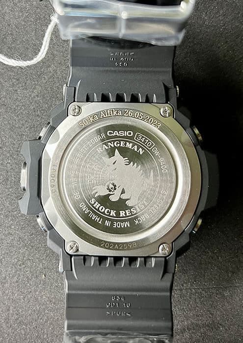 Grawerowanie zegarków - sportowy zegarek Casio G-Shock z personalizacją na deklu.