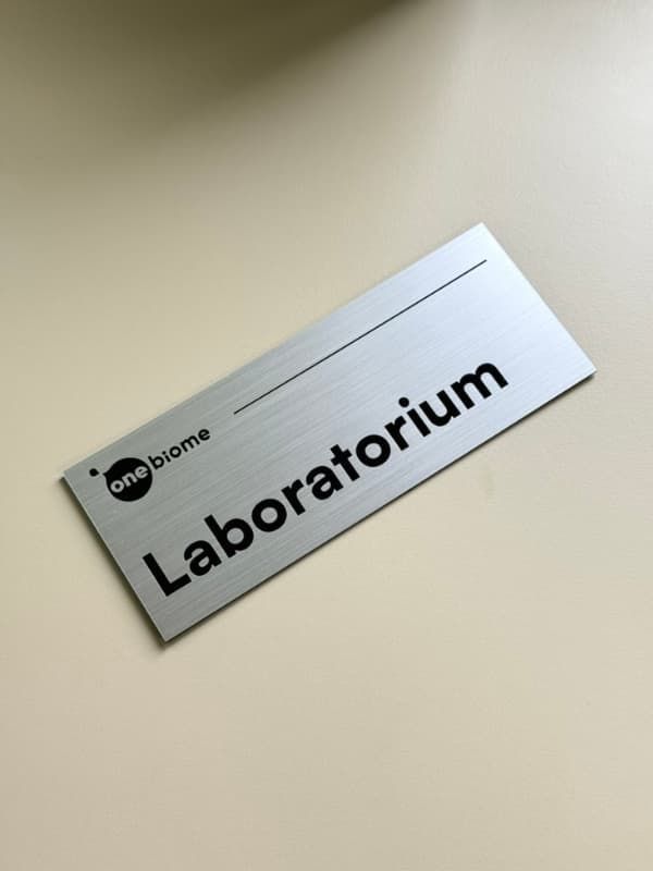 Tabliczka na drzwi gabinetu grawerowana z laminatu grawerskiego Laboratorium biały czarny