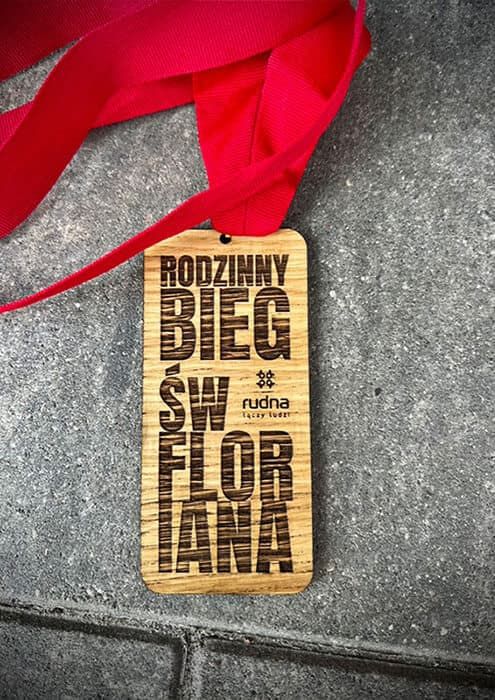 Medale grawerowane prostokątne z czerwoną wstążką na Rodzinny Bieg św. Floriana.