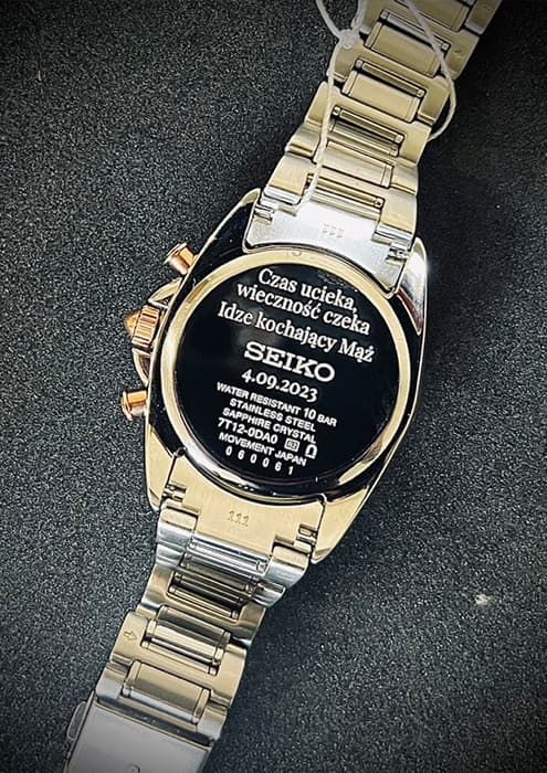 Czarny dekiel zegarka Seiko z grawerem „Czas ucieka, wieczność czeka” od męża i datą