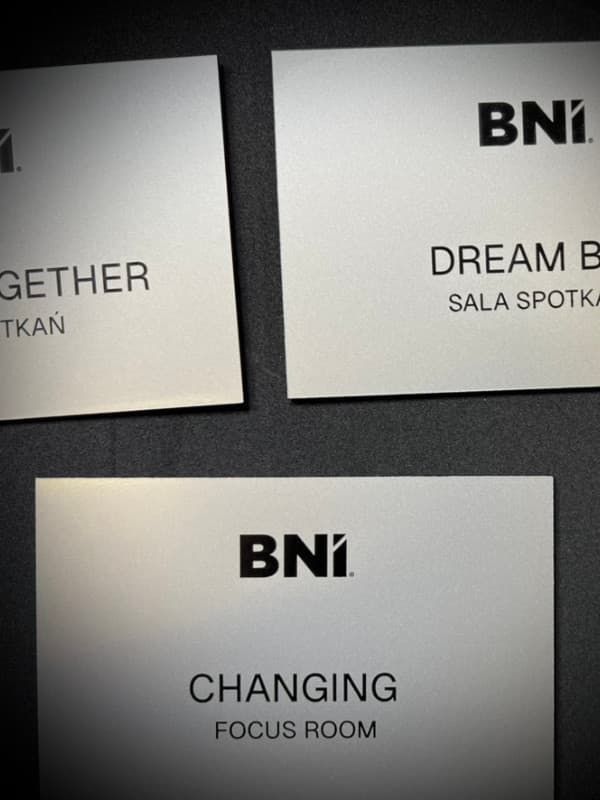 Tabliczki na drzwi do biura grawerowane z laminatu grawerskiego zestaw tabliczek BNI