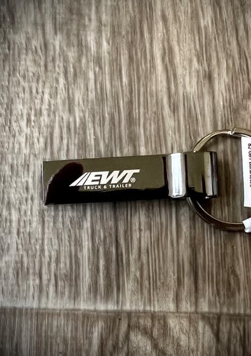 Stalowy brelok-otwieracz z trwałym znakowaniem laserowym logo JEWT.