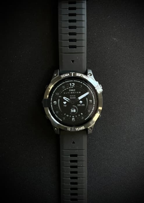 Grawerowanie zegarków - czarny zegarek typu smartwatch z dyskretnym grawerem jubileuszowym.