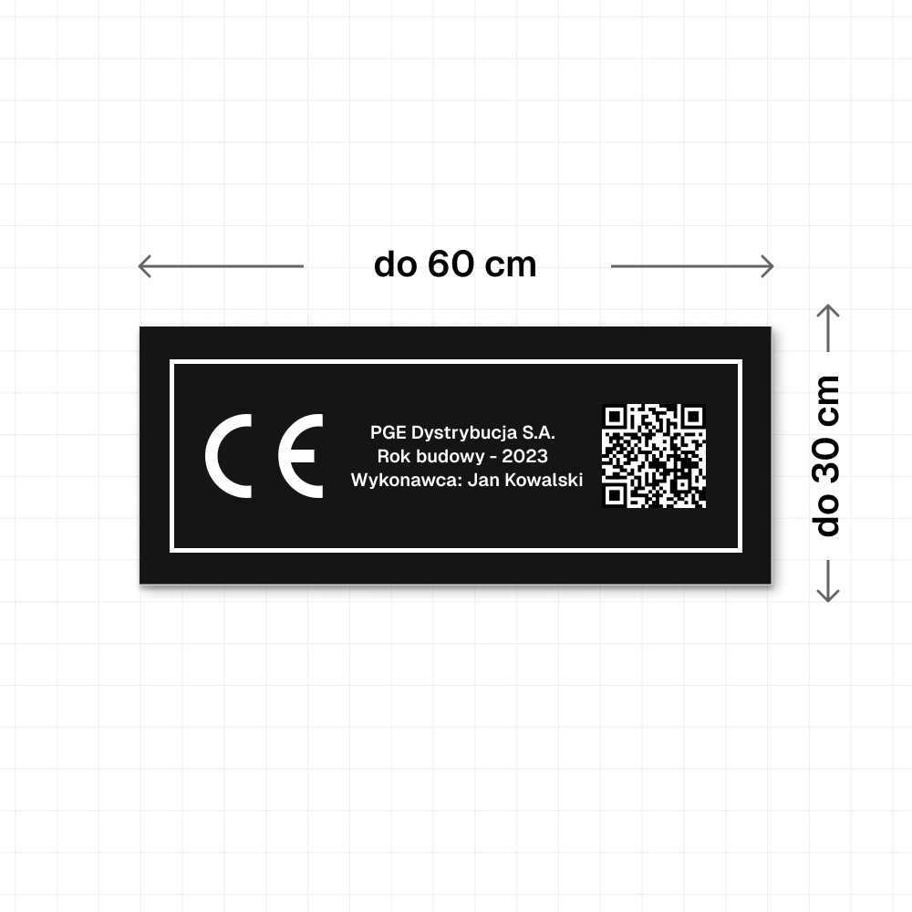 Czarna tabliczka opisowa ze znakiem CE i kodem QR, w wymiarze do 60×30 cm