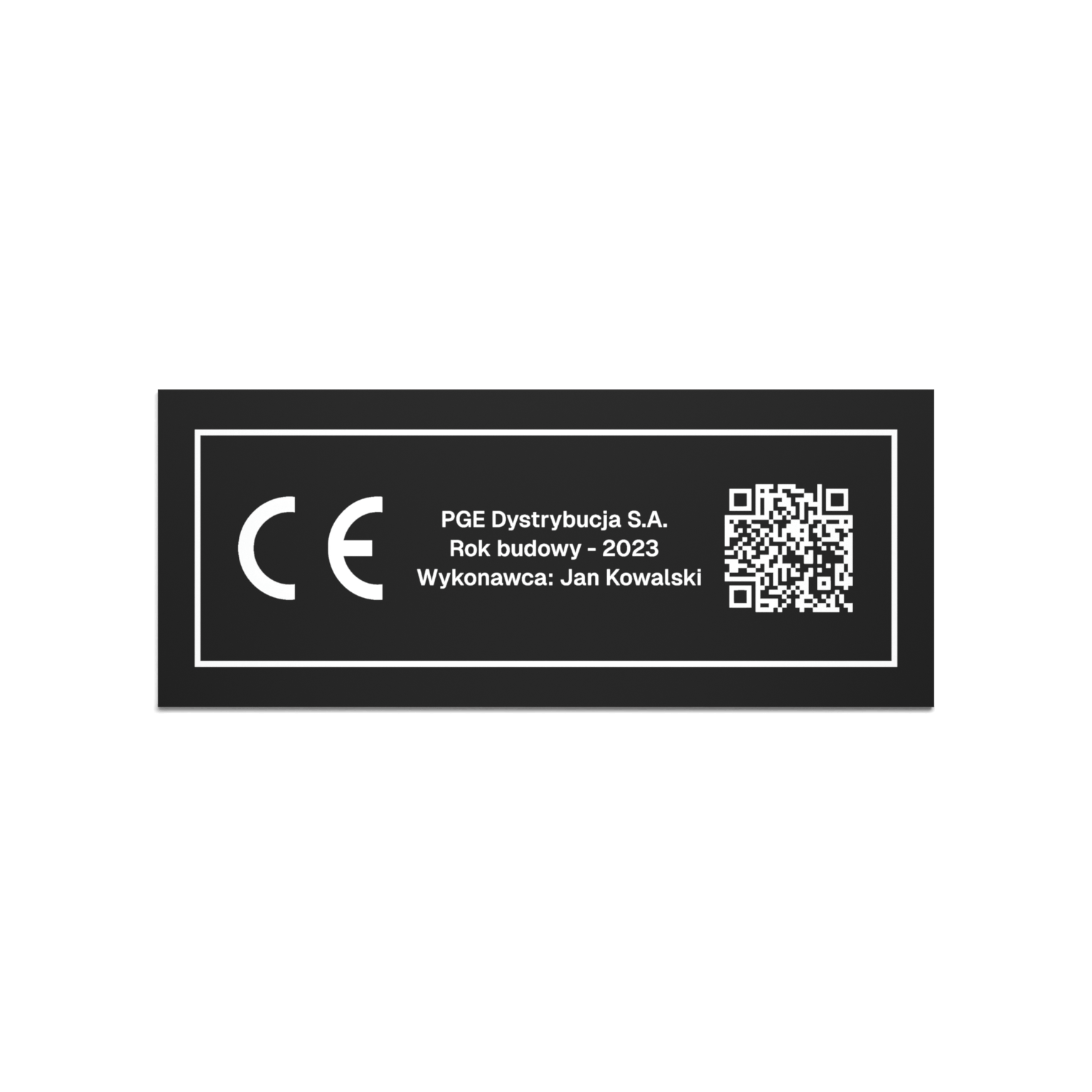 Czarna tabliczka opisowa ze znakiem CE i kodem QR, w wymiarze do 60×30 cm