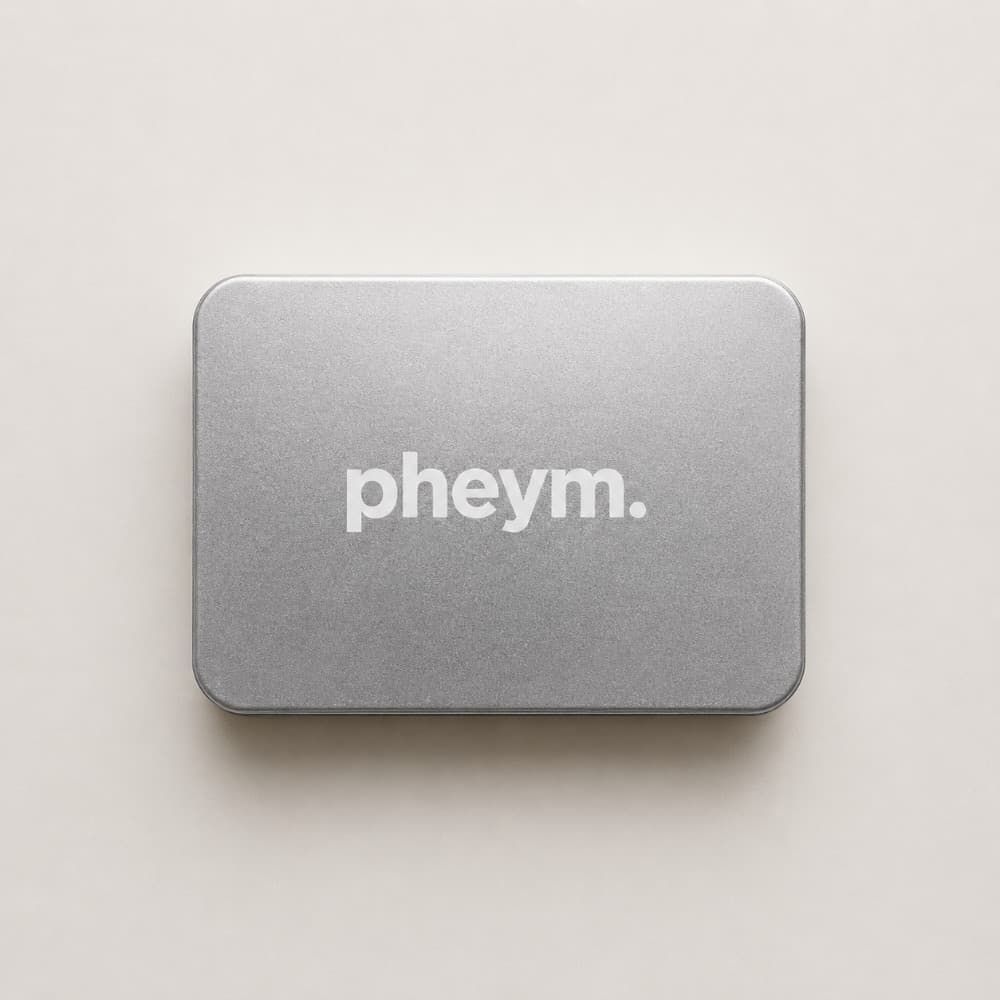 Srebrne metalowe pudełko z białym oznaczeniem laserowym „pheym”.
