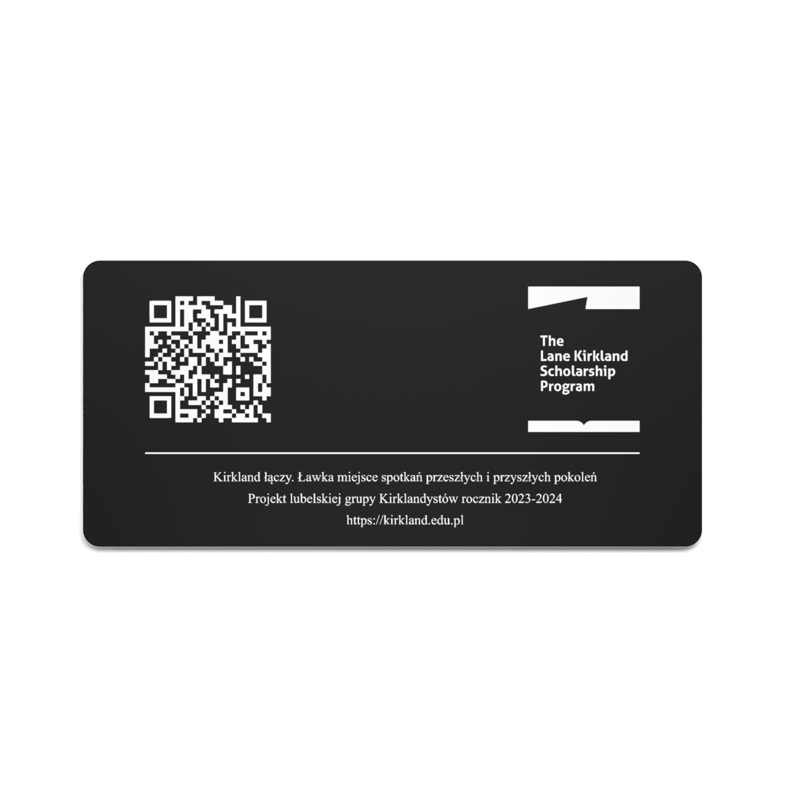 Czarna tabliczka z kodem QR i białym grawerem, z taśmą dwustronną Tesa na odwrocie