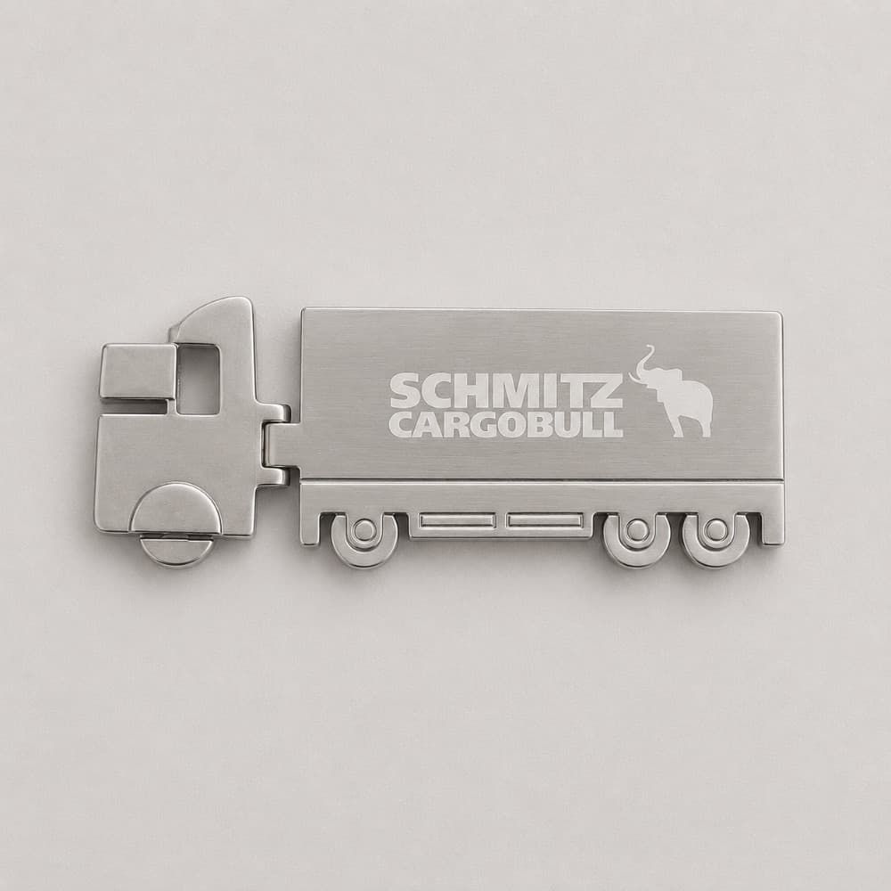 Metalowy element w kształcie ciężarówki ze znakowanym logo Schmitz Cargobull