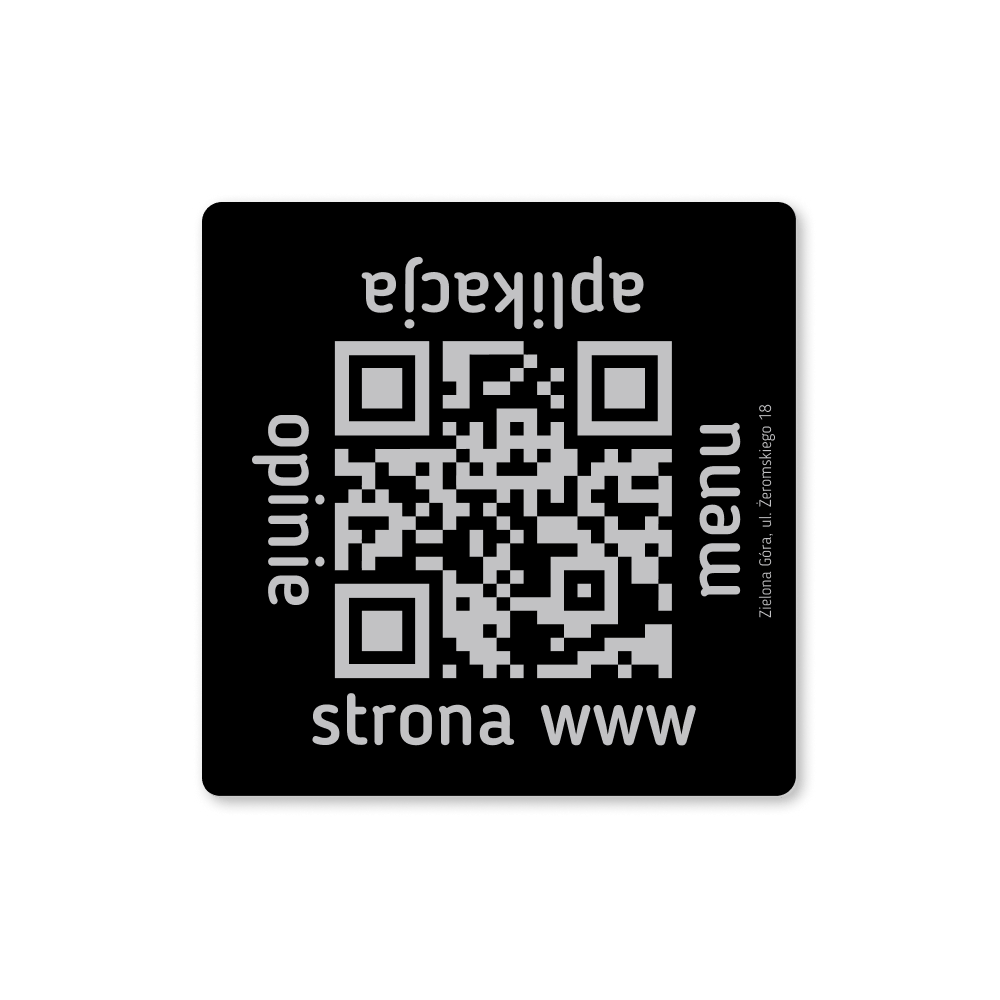 Czarna tabliczka z grawerowanym kodem QR i napisami menu, opinie, aplikacja, strona www.
