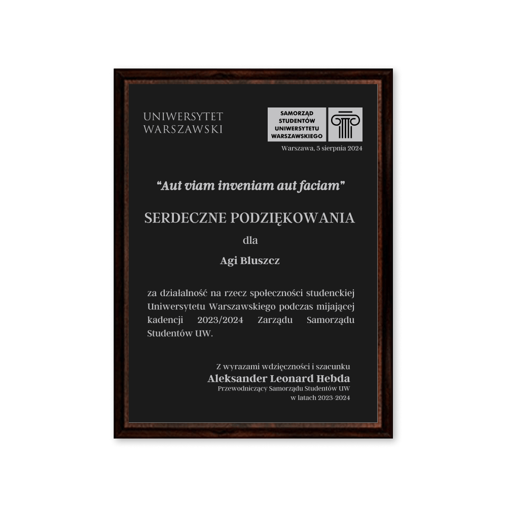 Personalizowany dyplom grawerowany na drewnie z wyszukanym projektem