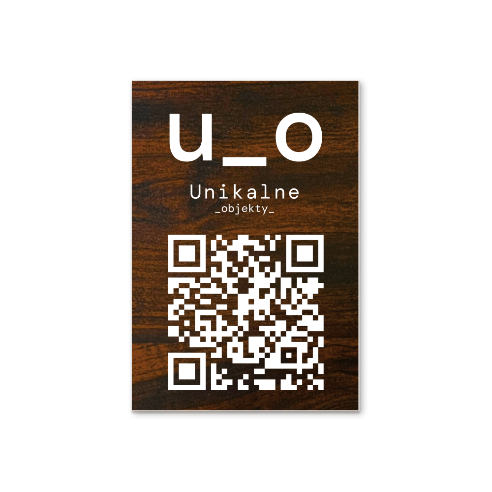 Grawerowana tabliczka z kodem QR w kolorze drewna