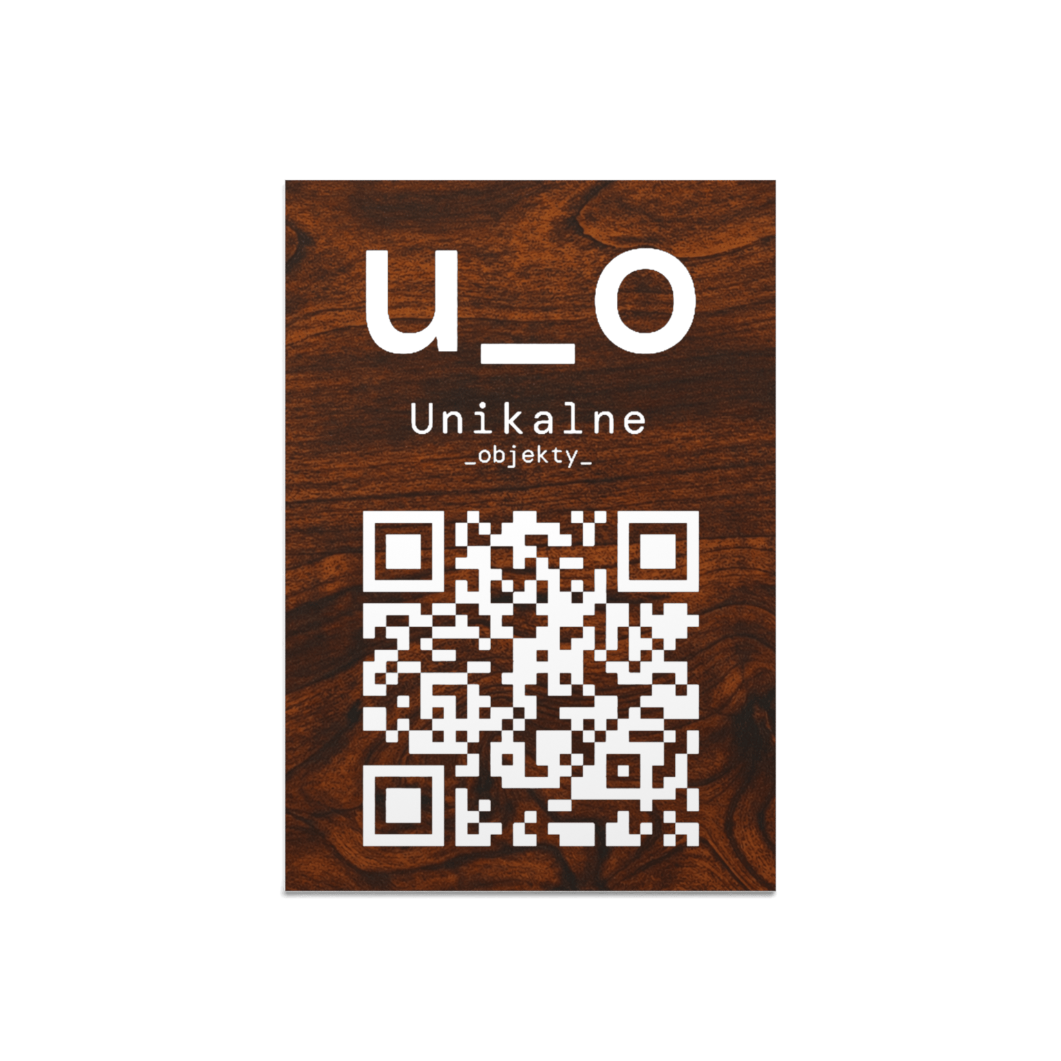 Tabliczka z kodem QR w kolorze ciemnego orzecha z logo Unikalne Objekty