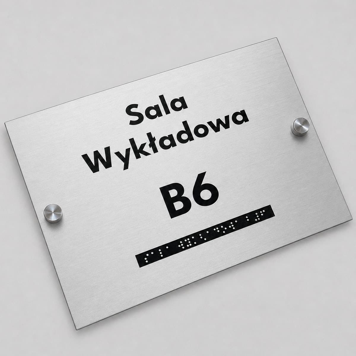 Tabliczka na drzwi sali z numerem i oznaczeniem Braille’a