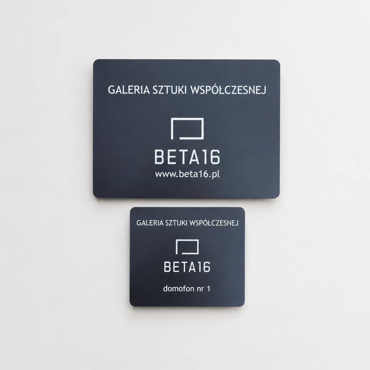 Czarne tabliczki informacyjne dla galerii sztuki