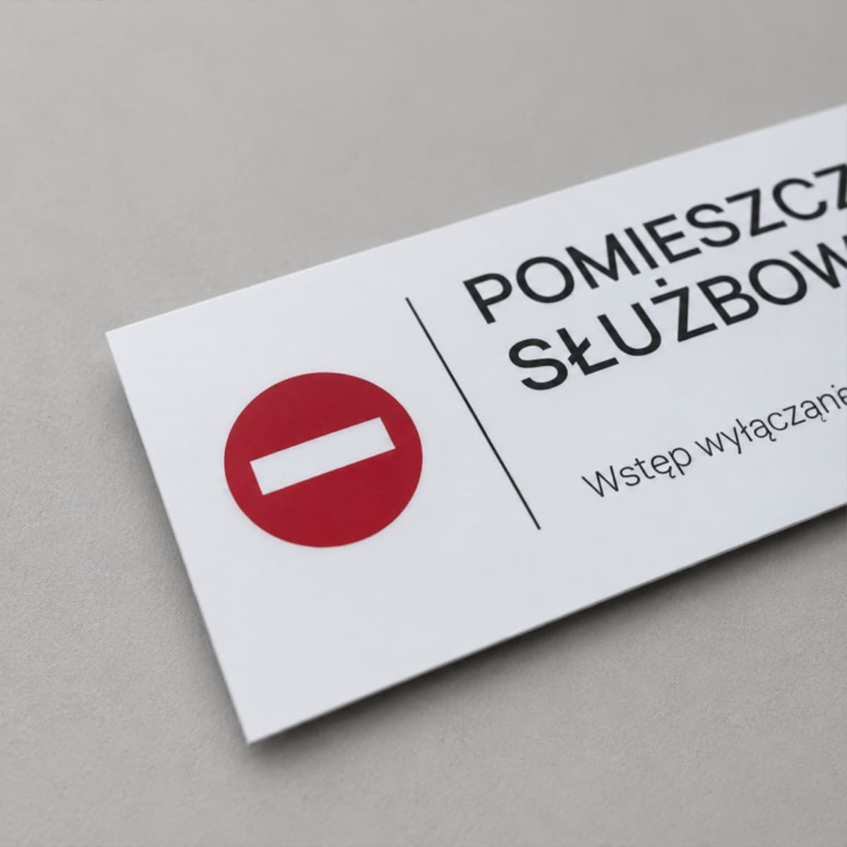 Biała tabliczka informacyjna z czarnym grawerem i czerwoną ikoną z akrylu dla Energa