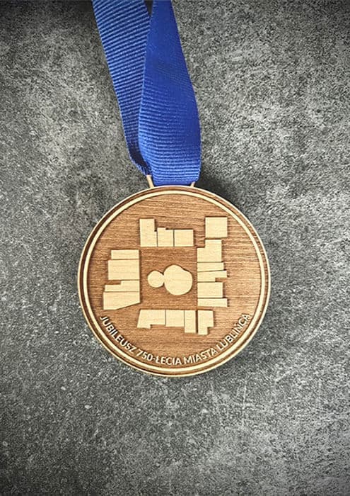 Ozdobny, grawerowany medal drewniany z wstążką