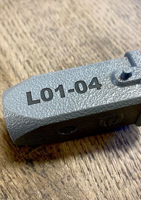 Elegancka drewniana rękojeść z grawerem - połączenie klasyki z nowoczesnością.