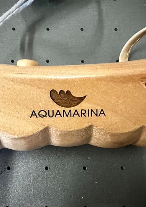 Grawerowane metalowe klamry - wytrzymałe i estetyczne rozwiązanie.