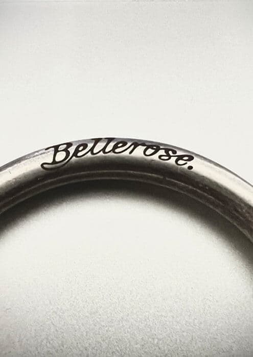 Precyzyjnie wykonane metalowe części z grawerem - doskonała jakość i trwałość.