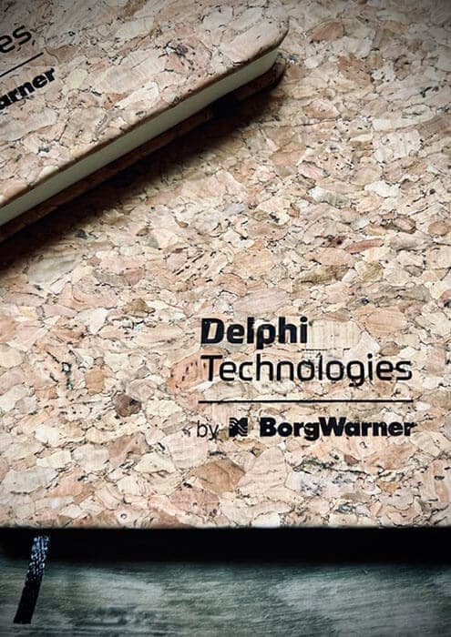 Grawerowany detale z metalu - szczegółowy i trwały.