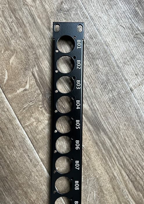 Panel malowany proszkowo z wygrawerowanymi nazwami gniazd