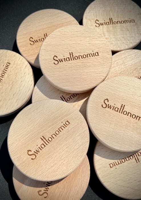Drewniane pokrywki dla firmy produkującej świeczki z wygrawerowanym logo