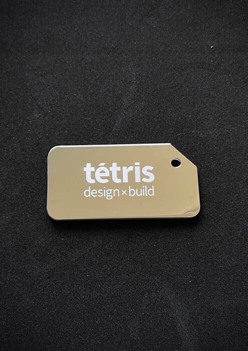 Breloczek z białym, delikatnym grawerowaniem laserowym