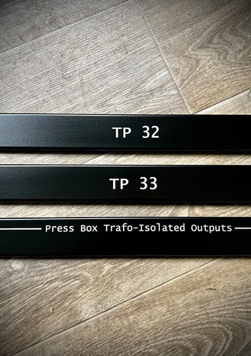 Metalowe panele, malowane proszkowo z grawerem