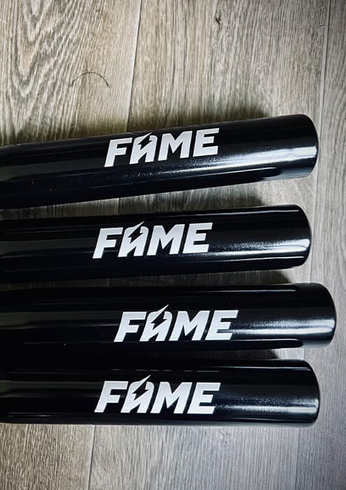 Kij metalowy z wygrawerowną nazwą Fame MMA