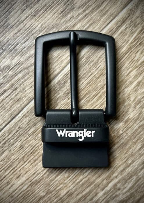 Klamerka do paska z białym grawerem laserowym na powierzchni