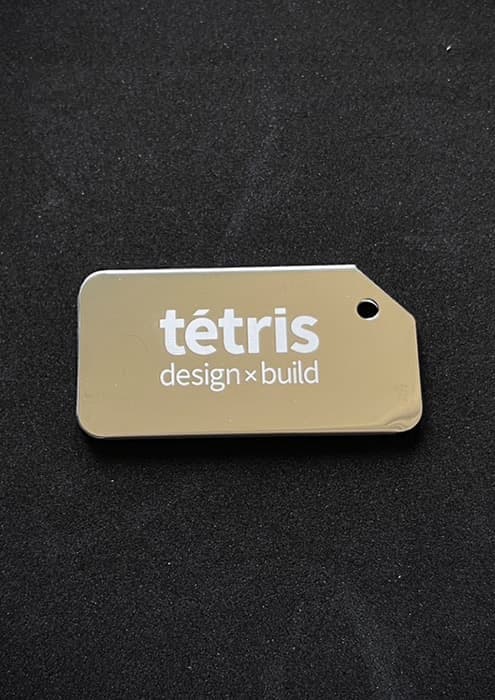 Metalowa zawieszka z białym grawerem laserowym