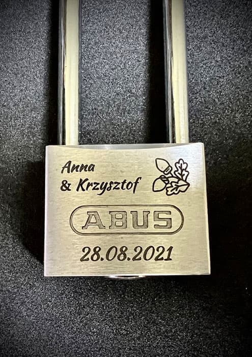 Kłódka drewiana z czarnym grawerem