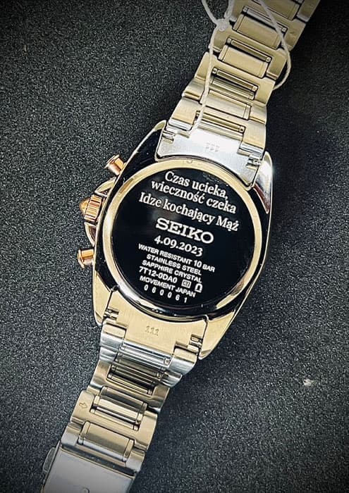 Grawer na zegarku na prezent urodzinowy