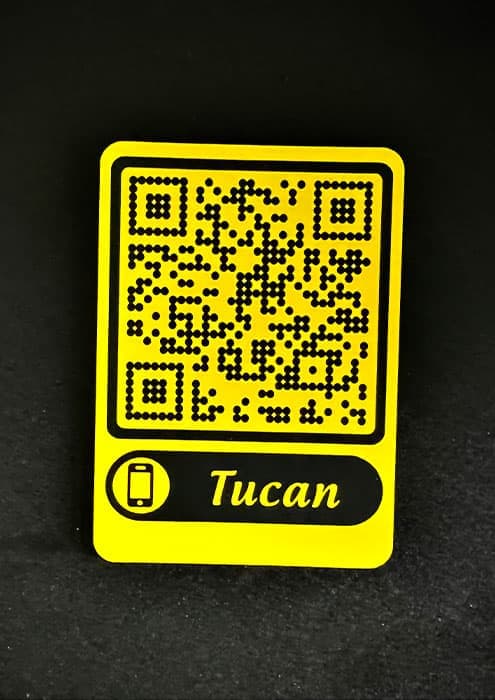 Solidna tabliczka z wygrawerowanym kodem QR na laminacie grawerskim, zapewniająca długotrwałe użytkowanie.