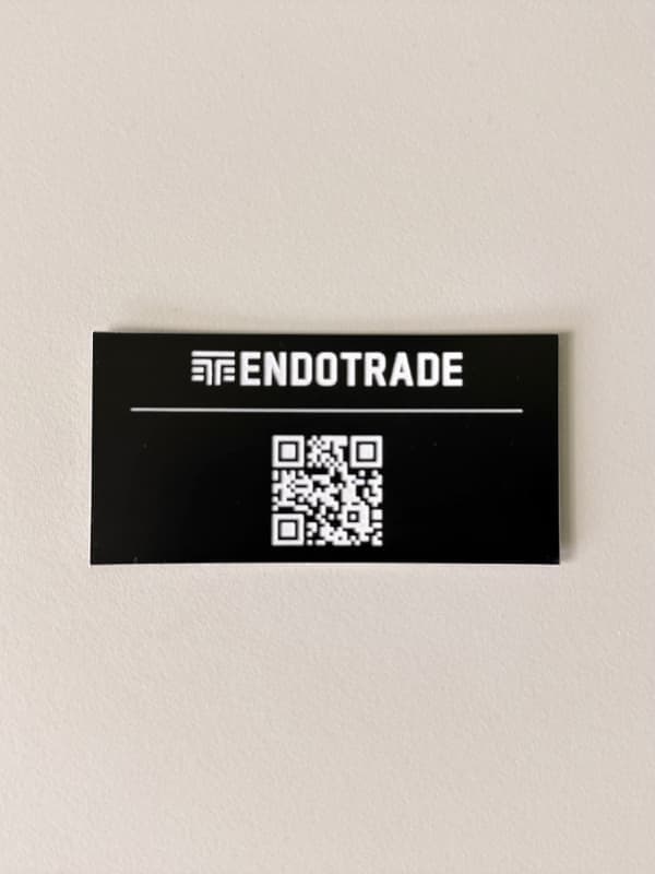 Tabliczki z kodem QR z czarnego laminatu grawerskiego