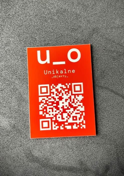 Estetyczna tabliczka z kodem QR, wykonana z lśniącego laminatu grawerskiego.