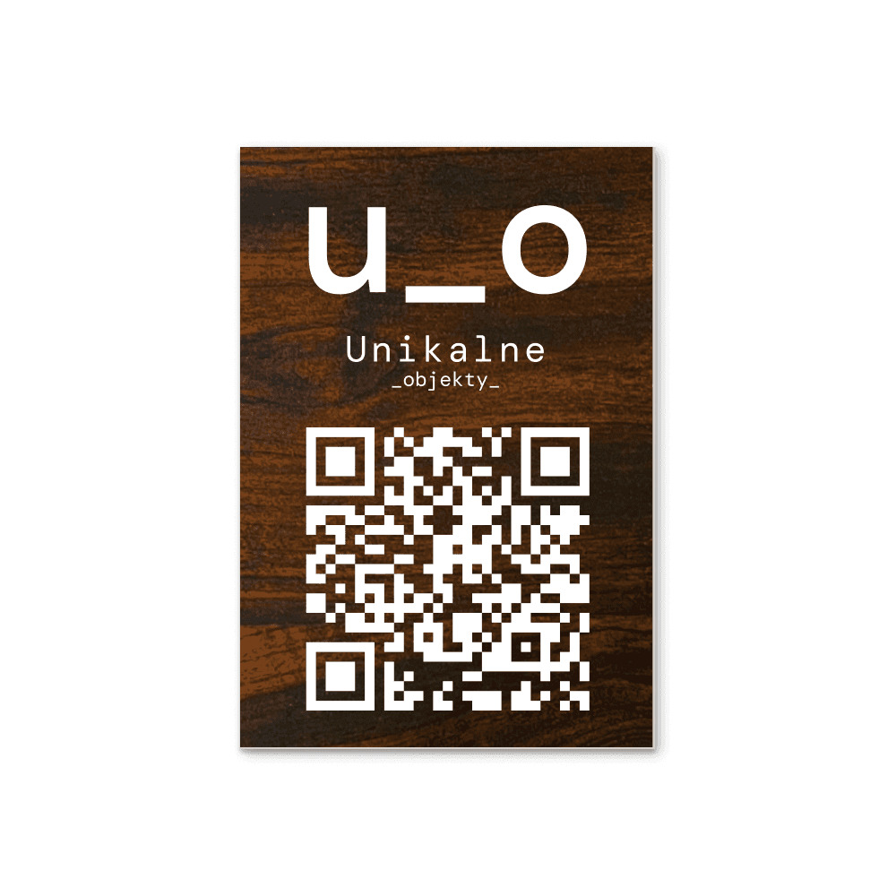 Starannie wykonana tabliczka z kodem QR na laminacie grawerskim, stanowiąca efektywne narzędzie do śledzenia produktów lub udostępniania informacji kontaktowych.