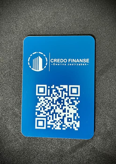 Wyjątkowa tabliczka z kodem QR, wykonana z wysokiej jakości laminatu grawerskiego.