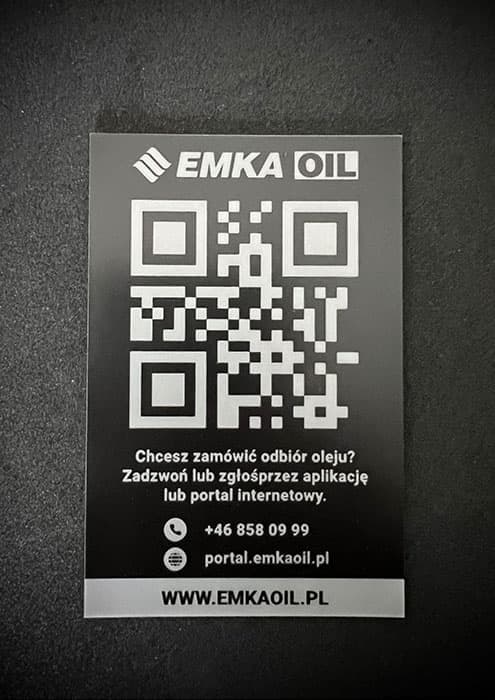 Tabliczka z unikalnym kodem QR, wykonana technologią grawerowania laserowego na laminacie.