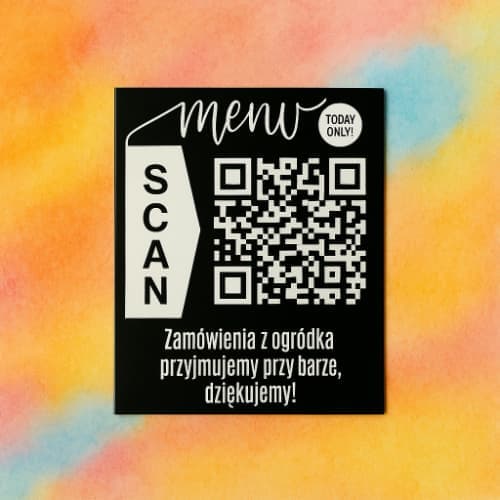 Kubek z grawerem laserowym. Grawer w kolorze czarnym, idealnie kontrastuje z szarym tłem.