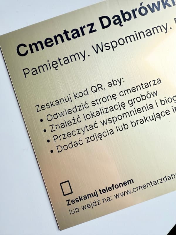 Tablica informacyjna z kodem QR na cmentarz
