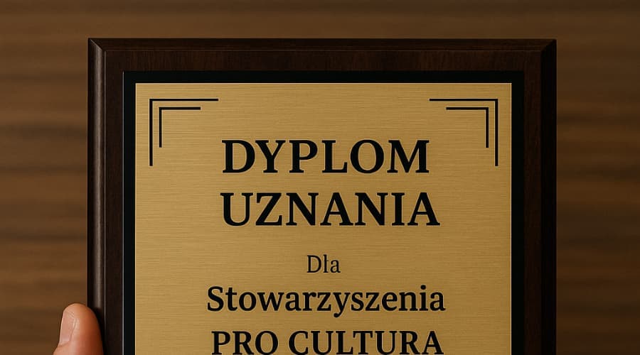 Elegancki dyplom grawerowany: ciemny MDF i laminat grawerski z personalizowanym napisem