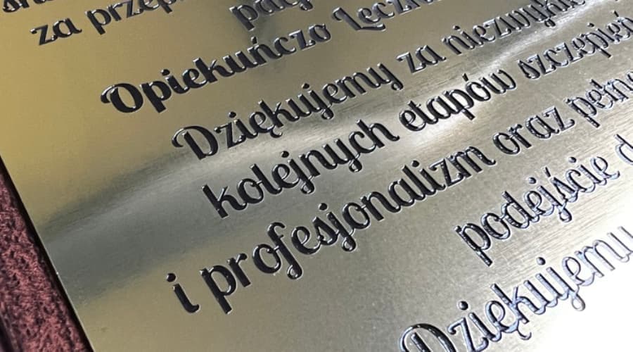 Dyplom grawerowany na drewnianym podkładzie MDF z tabliczką z laminatu grawerskiego w kolorze złoty/czarny