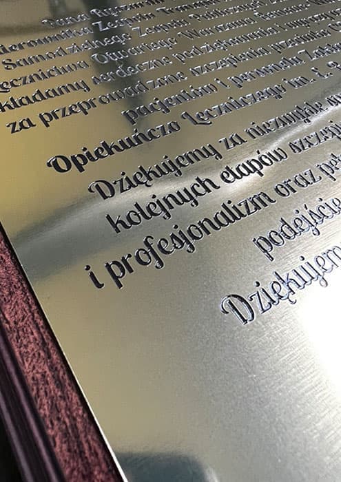 Innowacyjny i stylowy dyplom na drewnianym podkładzie z grawerem laserowym