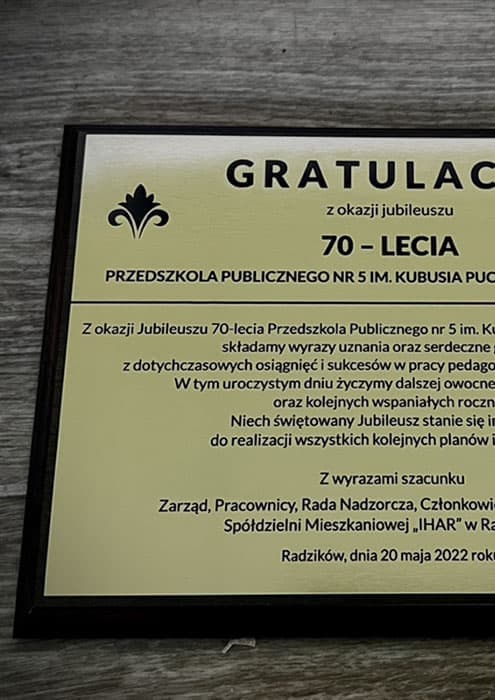 Drewniany dyplom z personalizowanym tekstem i grafiką grawerowaną laserowo