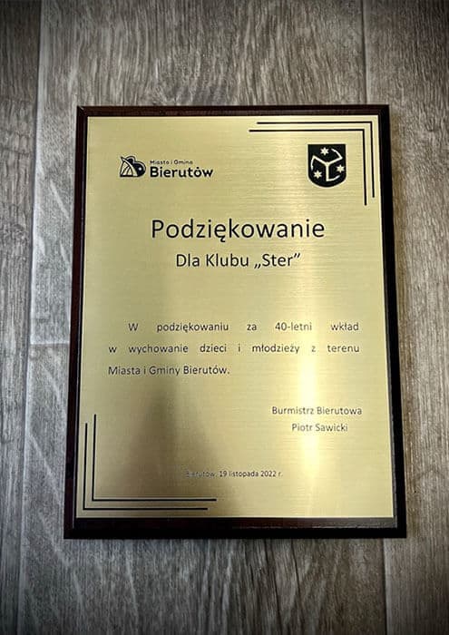 Elegancki dyplom grawerowany na drewnie z detalem i wysoką jakością wykonania