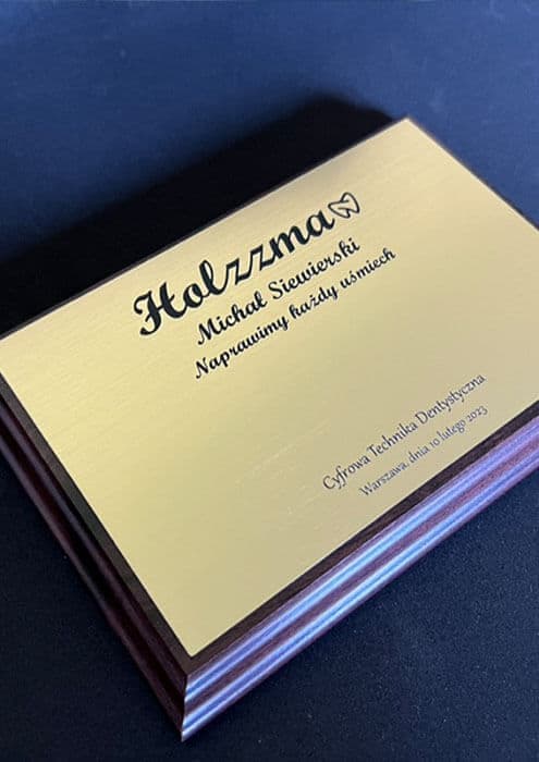 Artystyczny dyplom na drewnianym podkładzie z indywidualnym wzorem grawerowanym