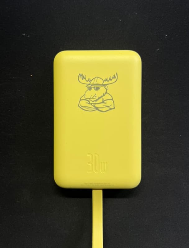 Plastikowy powerbank, grawerowanie laserowe na żółtym plastiku