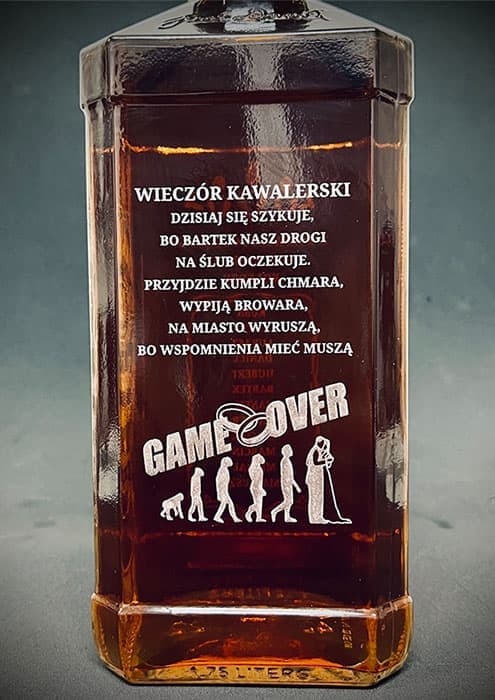 Luksusowa butelka whisky z wyjątkowym grawerem, idealna jako prezent na specjalne okazje.