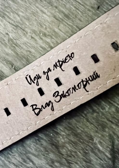 Precyzyjne grawerowanie laserowe na drewnianym tle, ukazujące piękno rzemiosła i dbałość o detale.